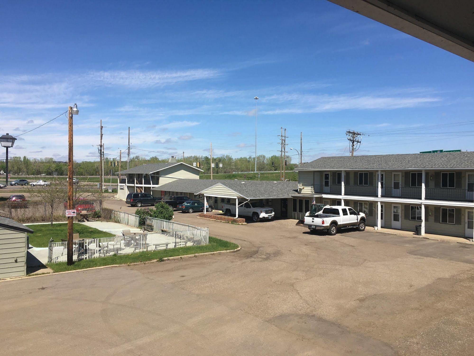 Colonial Motel And Rv Park Mandan Extérieur photo