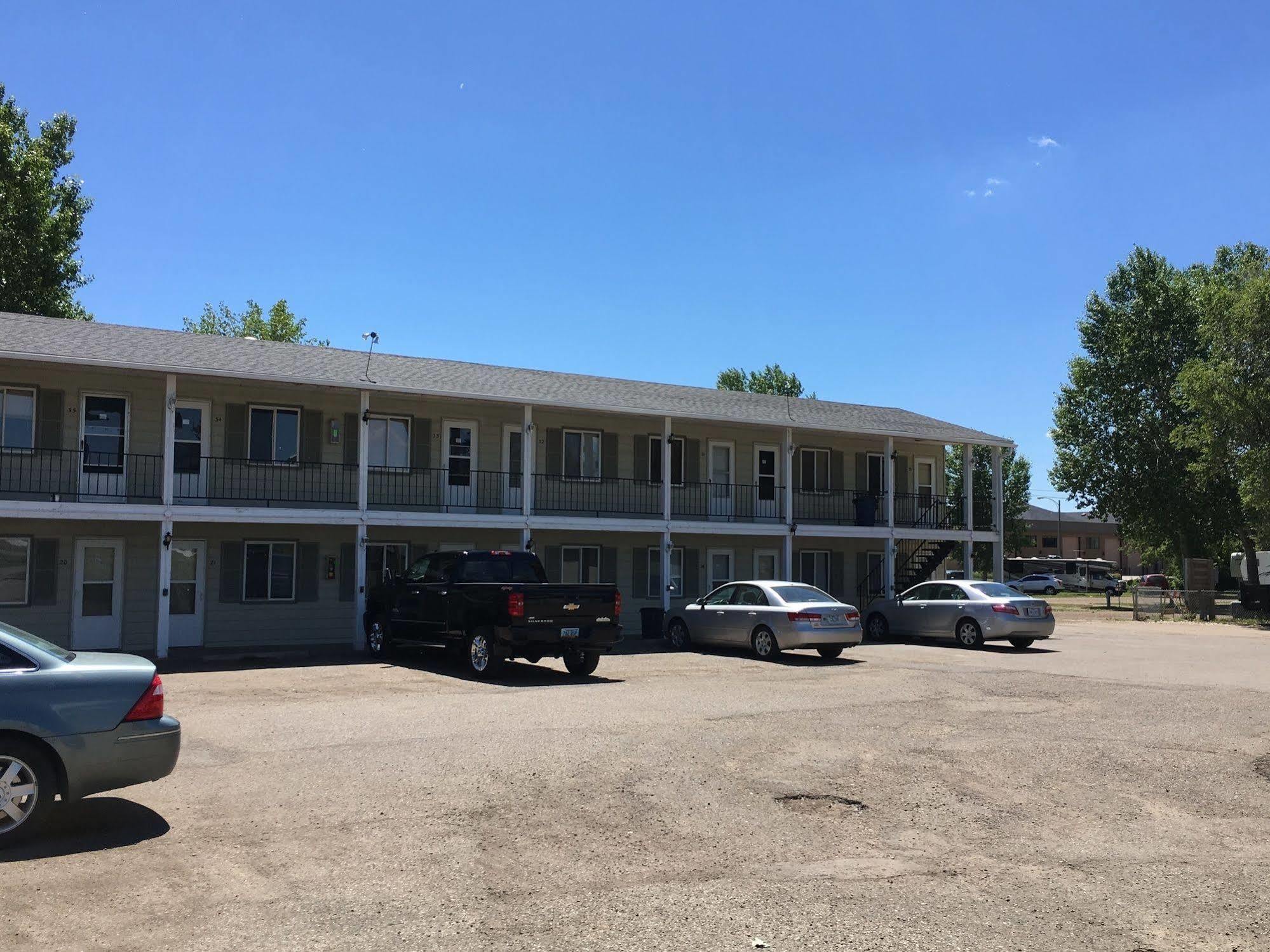 Colonial Motel And Rv Park Mandan Extérieur photo