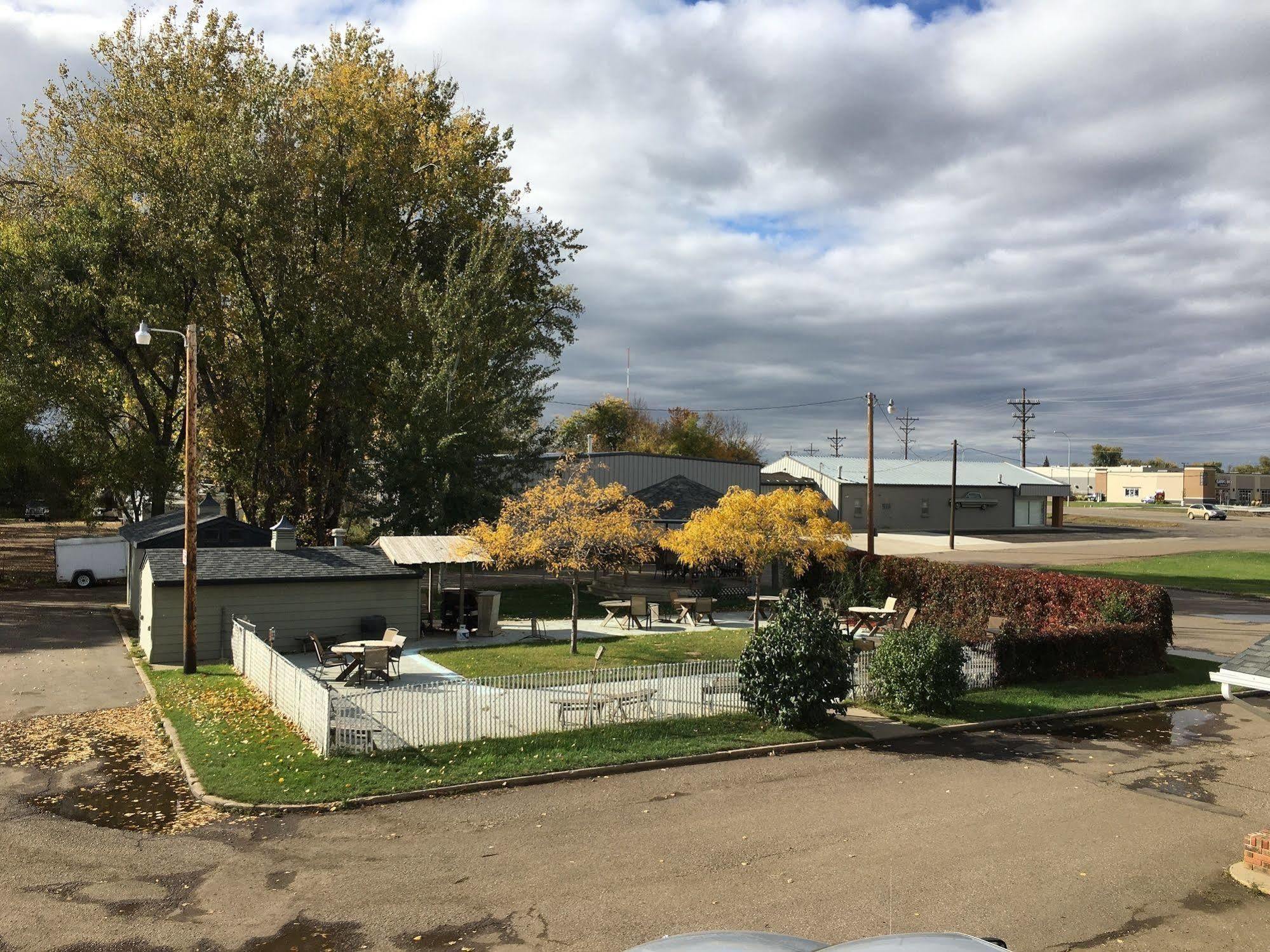 Colonial Motel And Rv Park Mandan Extérieur photo