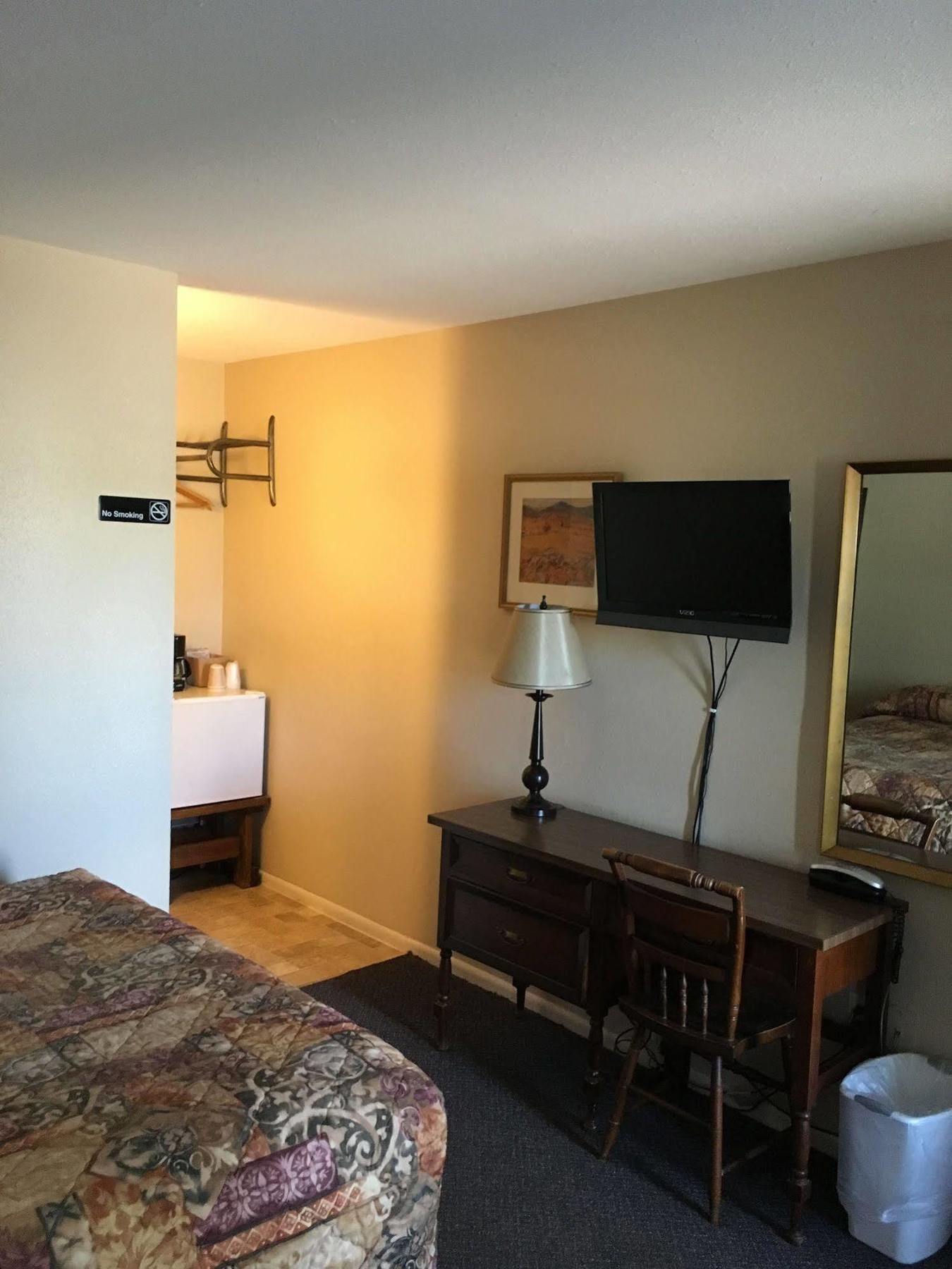 Colonial Motel And Rv Park Mandan Extérieur photo