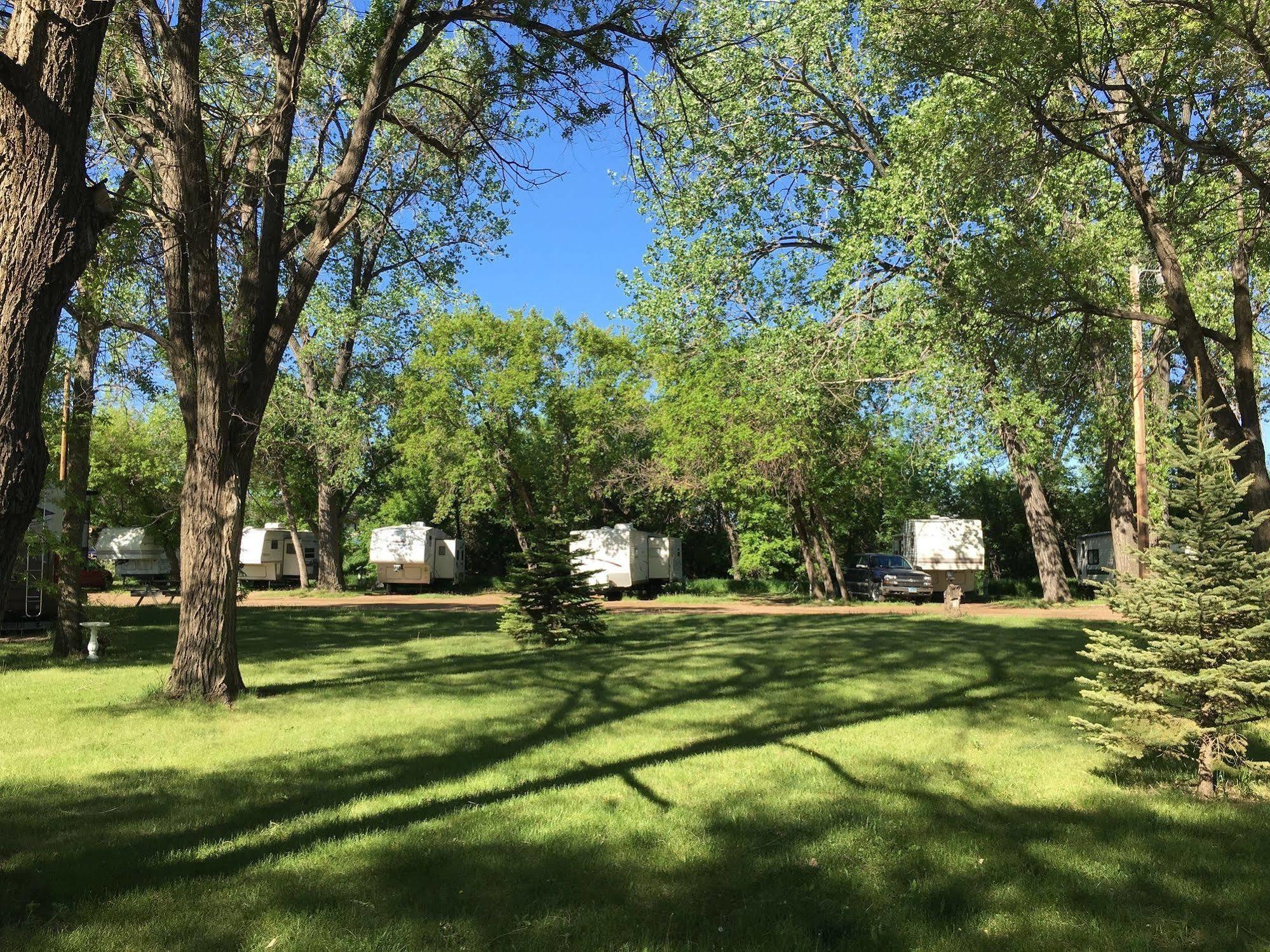 Colonial Motel And Rv Park Mandan Extérieur photo